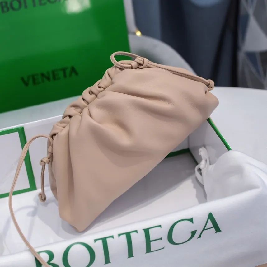 Batch 1120 Bottega Veneta cloud bag ☁️POUCH series original plain calfskin, super low-key and attractive, soft and casual. Major internet celebrity bloggers are crazy about calling it fashionable and classy, ​​lazy and intellectual. Small size: 23*13*8 (small cloud plain) nude pink, model: 6671